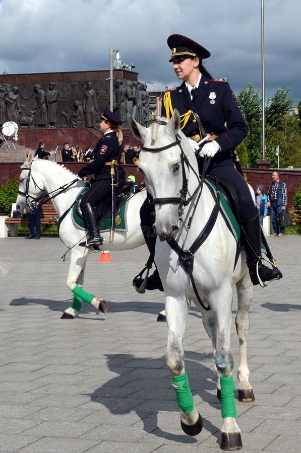 Meninas - Os Soldados De Cavalaria Da Polícia Tomam Sobre a Proteção Da  Ordem Pública Nas Ruas De Moscou Foto Editorial - Imagem de protetor,  defesa: 122112651