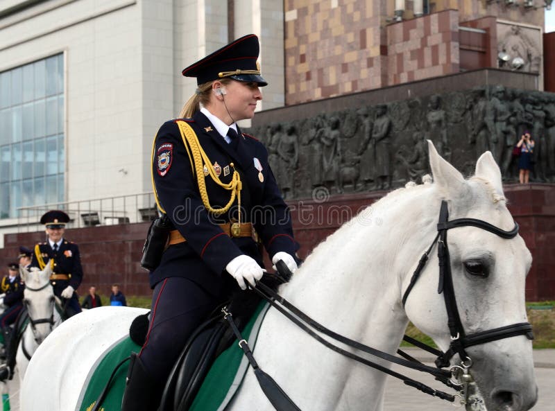 Meninas - Os Soldados De Cavalaria Da Polícia Tomam Sobre a Proteção Da  Ordem Pública Nas Ruas De Moscou Foto Editorial - Imagem de protetor,  defesa: 122112651