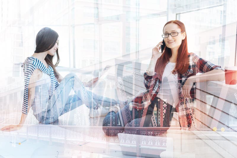 Meninas otimistas que têm o resto no assoalho imagens de stock royalty free Meninas otimistas que têm o resto no assoalho imagens de stock royalty free