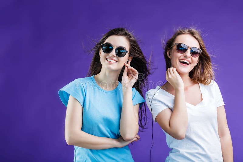 Meninas que escutam a música imagem de stock Meninas que escutam a música imagem de stock