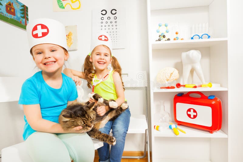 Adolescente Bonito Da Menina 10-11 Anos Que Guardam Um Gato Foto de Stock -  Imagem de longo, povos: 72766462