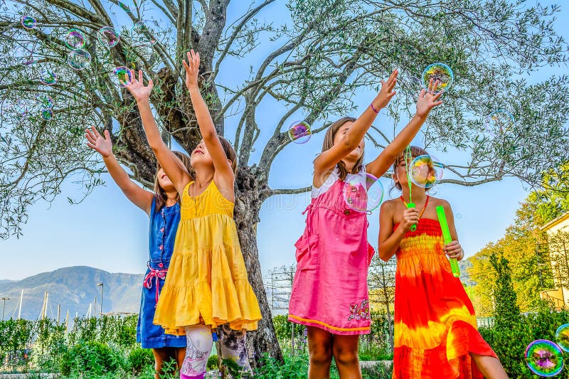 Cavalo De Equitação De Duas Meninas No Verão Em Ada Bojana, Monte Foto de  Stock - Imagem de meninas, povos: 76639270