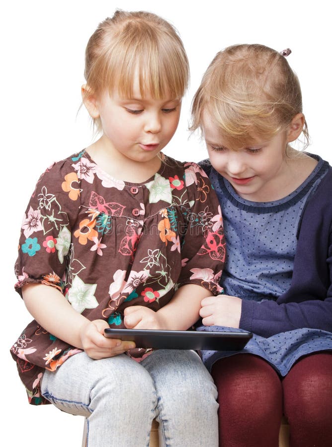 Meninas que jogam com um computador da tabuleta fotos de stock Meninas que jogam com um computador da tabuleta fotos de stock