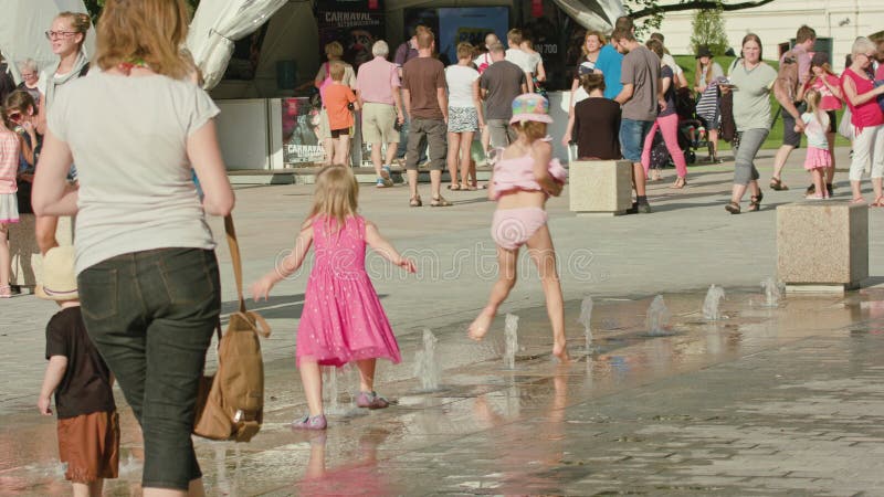 Meninas que jogam na fonte da rua, Lublin imagem de stock royalty free Meninas que jogam na fonte da rua, Lublin imagem de stock royalty free