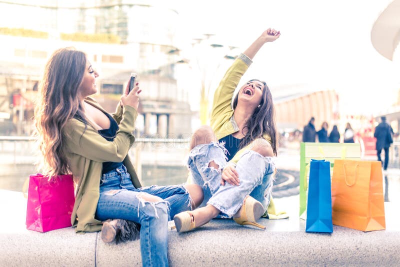 Meninas que shoping imagem de stock royalty free Meninas que shoping imagem de stock royalty free