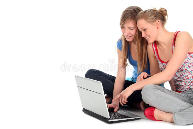 Meninas que usam o portátil imagens de stock Meninas que usam o portátil imagens de stock
