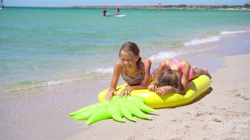 chacara florata: meninas lindas se divertindo muito na piscina