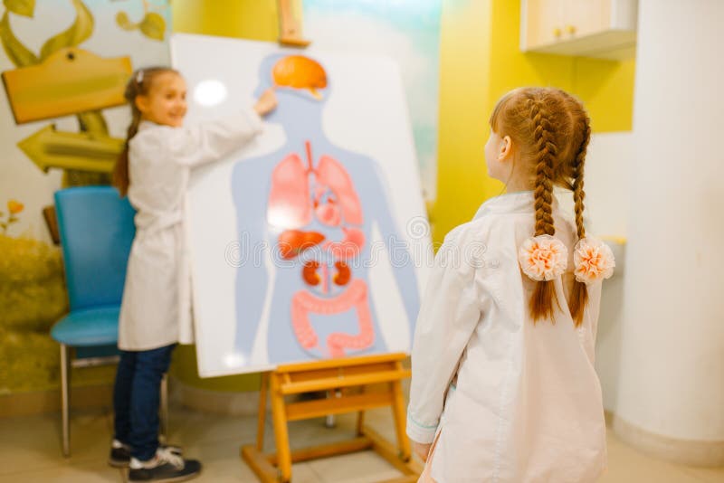 Menina Com Uma Máquina De Jogo Dos Jogos Do Martelo Imagem de Stock -  Imagem de povos, fêmea: 143532389