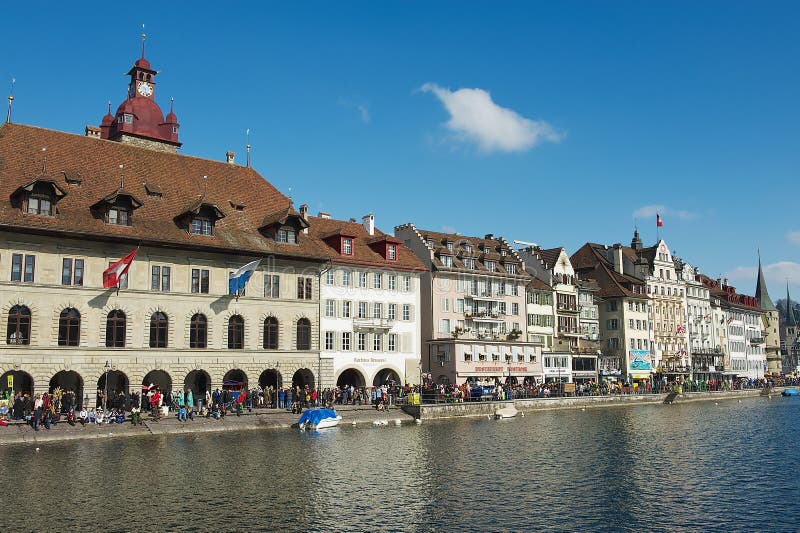 Mening aan de historische gebouwen in Luzerne, Zwitserland royalty-vrije stock afbeeldingen Mening aan de historische gebouwen in Luzerne, Zwitserland royalty-vrije stock afbeeldingen