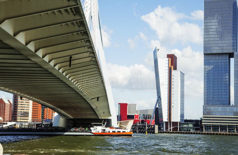 Mening aan de stadshaven van Rotterdam, toekomstig architectuurconcept, bri stock afbeeldingen Mening aan de stadshaven van Rotterdam, toekomstig architectuurconcept, bri stock afbeeldingen