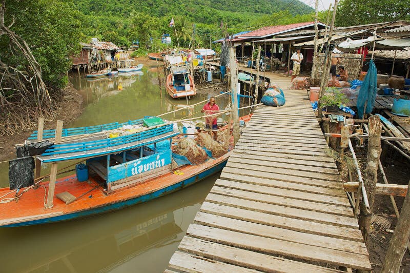 Mening aan het vissers` s dorp met stelt woonhuizen en vissersboten in Koh Chang, Thailand stock afbeeldingen Mening aan het vissers` s dorp met stelt woonhuizen en vissersboten in Koh Chang, Thailand stock afbeeldingen