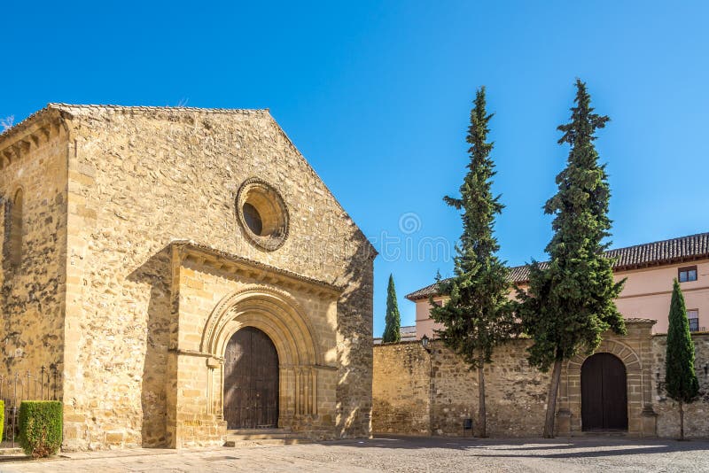 Mening bij de kerk van Santa Cruz in Baeza, Spanje royalty-vrije stock afbeeldingen Mening bij de kerk van Santa Cruz in Baeza, Spanje royalty-vrije stock afbeeldingen