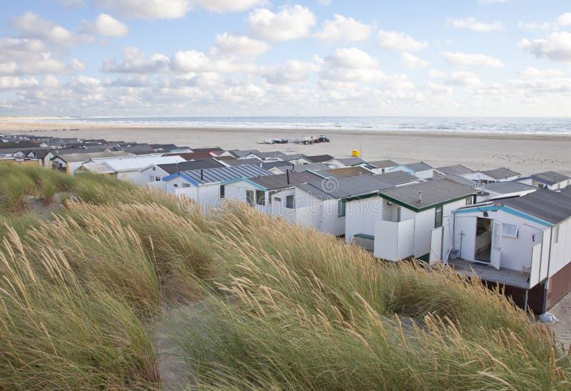 Mening bij huizen op strand met overzees in IJmuiden
