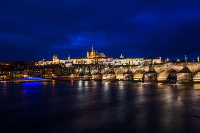 Mening bij nacht over de Vltava-Rivier in Praag stock fotografie Mening bij nacht over de Vltava-Rivier in Praag stock fotografie