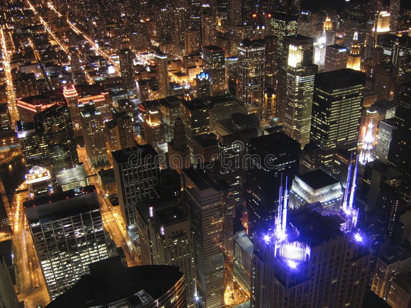 Mening de Van de binnenstad van Chicago bij nacht royalty-vrije stock foto Mening de Van de binnenstad van Chicago bij nacht royalty-vrije stock foto