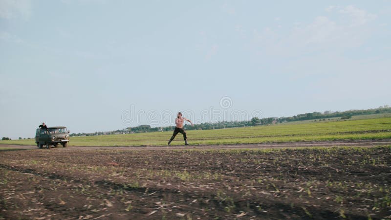 Mening die van de mens vanaf het voertuig op gebieden lopen 4K