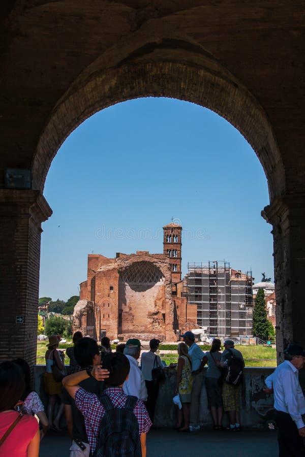 Mening door een boog van Colosseum stock fotografie Mening door een boog van Colosseum stock fotografie
