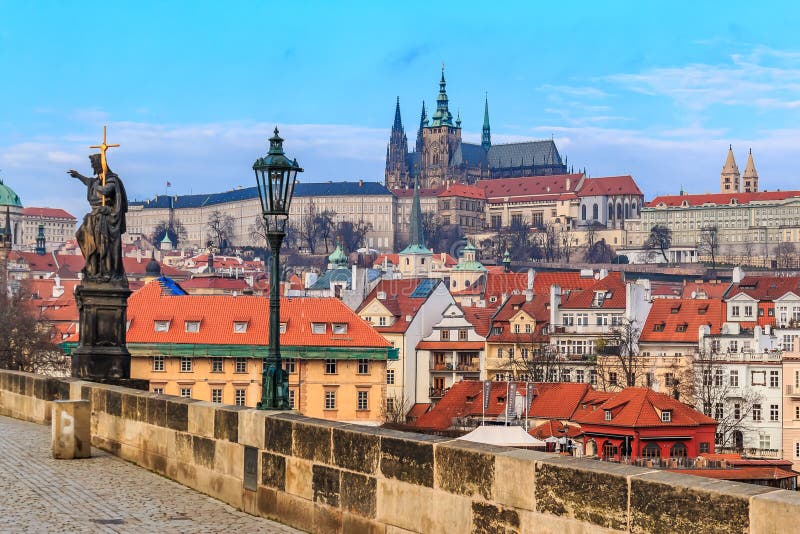 Mening op het Kasteel van Praag van Charles Bridge royalty-vrije stock foto Mening op het Kasteel van Praag van Charles Bridge royalty-vrije stock foto