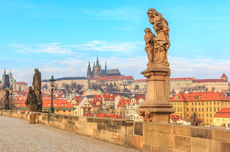 Mening op het Kasteel van Praag van Charles Bridge stock afbeeldingen Mening op het Kasteel van Praag van Charles Bridge stock afbeeldingen