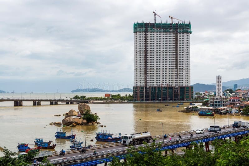 Mening over Cai rivier en de stad van brugnha Trang royalty-vrije stock afbeeldingen Mening over Cai rivier en de stad van brugnha Trang royalty-vrije stock afbeeldingen