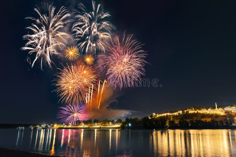 Mening over cityscape en kleurrijk vuurwerk in Belgrado royalty-vrije stock foto Mening over cityscape en kleurrijk vuurwerk in Belgrado royalty-vrije stock foto