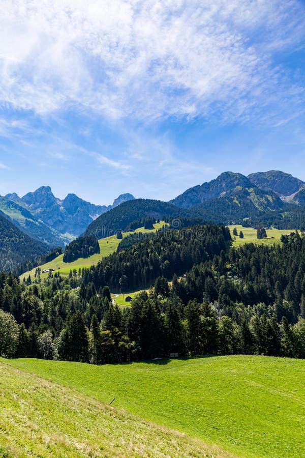 Mening over de Alpen, Zwitserland royalty-vrije stock afbeeldingen Mening over de Alpen, Zwitserland royalty-vrije stock afbeeldingen
