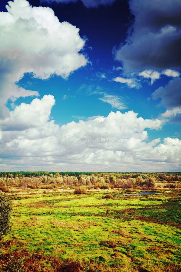 Mening over het de herfstgebied en de bewolkte hemel instagram stijl royalty-vrije stock foto's Mening over het de herfstgebied en de bewolkte hemel instagram stijl royalty-vrije stock foto's