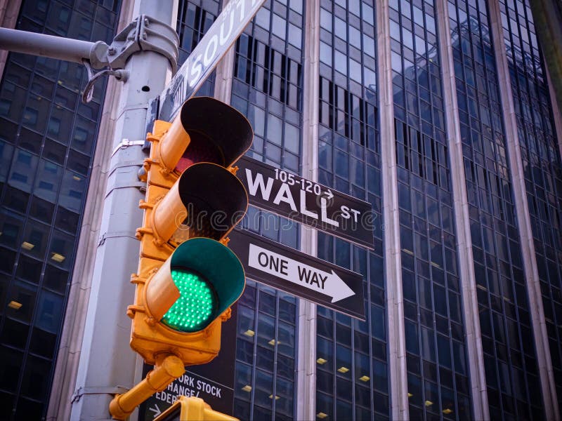 Mening over het gele verkeerslicht van Wall Street met zwart-witte Wa stock afbeeldingen Mening over het gele verkeerslicht van Wall Street met zwart-witte Wa stock afbeeldingen