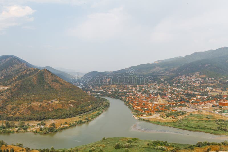 Mening over Mtskheta, één van de oudste steden van Georgië, van Jvar stock afbeeldingen Mening over Mtskheta, één van de oudste steden van Georgië, van Jvar stock afbeeldingen