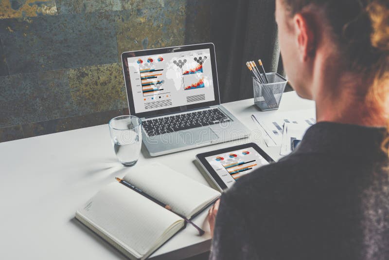 Mening van achter, onderneemsterzitting bij bureau en het werken Student die online leren Bedrijfs planning royalty-vrije stock fotografie Mening van achter, onderneemsterzitting bij bureau en het werken Student die online leren Bedrijfs planning royalty-vrije stock fotografie