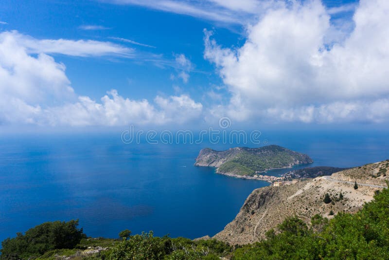 Mening van Assos-schiereiland in Kefalonia Griekenland stock afbeelding Mening van Assos-schiereiland in Kefalonia Griekenland stock afbeelding