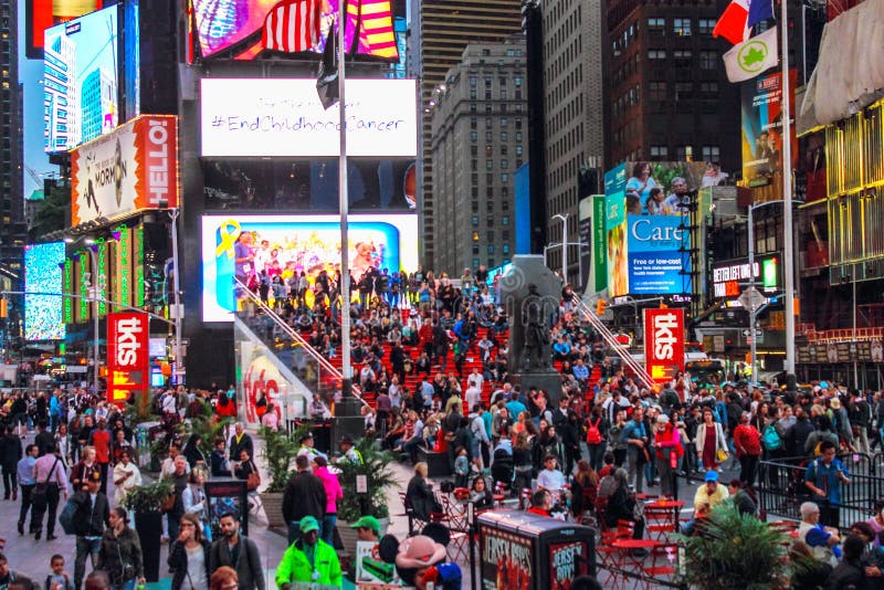 Mening van bezig Times Square met inbegrip van iconisch Ruby Red Stairs stock fotografie Mening van bezig Times Square met inbegrip van iconisch Ruby Red Stairs stock fotografie