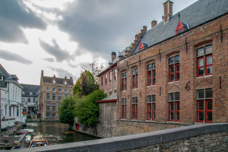 Mening van Brugge, België van kanaal Spiegelrei royalty-vrije stock foto Mening van Brugge, België van kanaal Spiegelrei royalty-vrije stock foto