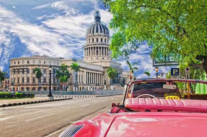 Mening van capitol in Havana en de klassieke kar stock afbeelding Mening van capitol in Havana en de klassieke kar stock afbeelding