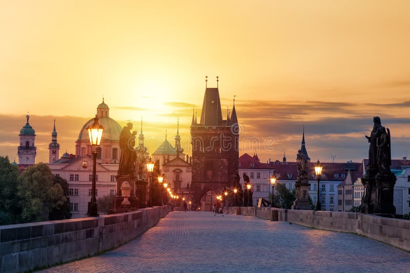 Mening van Charles Bridge in Praag tijdens zonsondergang, Tsjechische Republiek Het wereldberoemde oriëntatiepunt van Praag royalty-vrije stock foto's Mening van Charles Bridge in Praag tijdens zonsondergang, Tsjechische Republiek Het wereldberoemde oriëntatiepunt van Praag royalty-vrije stock foto's