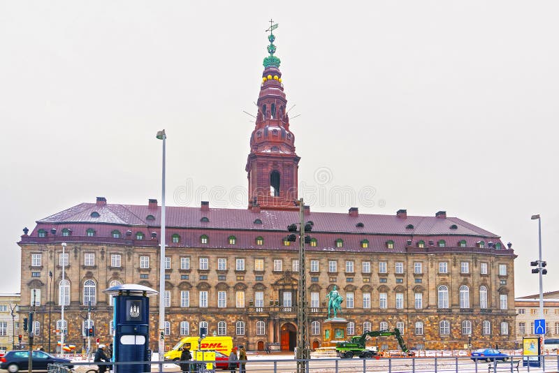 Mening van Christiansborg-Paleis in Kopenhagen in de winter royalty-vrije stock afbeelding Mening van Christiansborg-Paleis in Kopenhagen in de winter royalty-vrije stock afbeelding