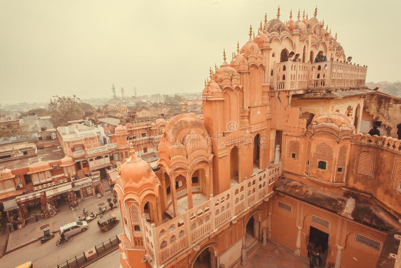 Mening van dak van Paleis van Winden, in 1799 in Jaipur, kapitaal wordt gebouwd van Rajasthan dat royalty-vrije stock afbeelding Mening van dak van Paleis van Winden, in 1799 in Jaipur, kapitaal wordt gebouwd van Rajasthan dat royalty-vrije stock afbeelding
