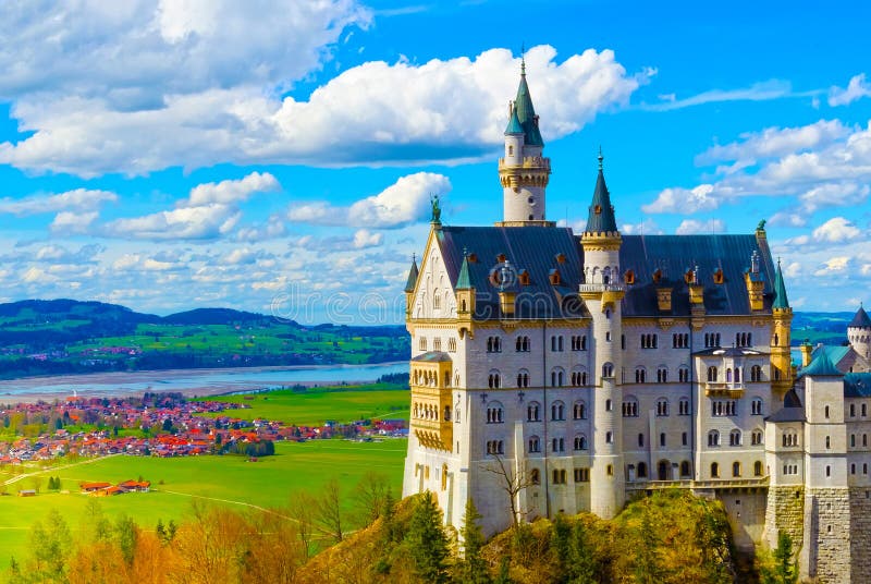 Mening van de beroemde toeristische attractie in de Beierse Alpen - het kasteel van de 19de eeuwneuschwanstein royalty-vrije stock afbeeldingen Mening van de beroemde toeristische attractie in de Beierse Alpen - het kasteel van de 19de eeuwneuschwanstein royalty-vrije stock afbeeldingen