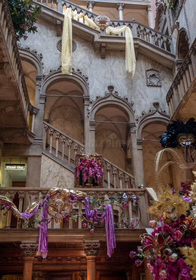 Mening van de binnenlandse trap en de hoge die bogen bij het Danieli-Hotel vroeger Palazzo Dandolo, voor Venetië Carnaval wordt v
