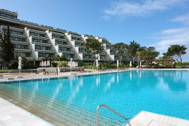 Mening van de bouw van een modern luxehotel en een groot pool i royalty-vrije stock fotografie Mening van de bouw van een modern luxehotel en een groot pool i royalty-vrije stock fotografie