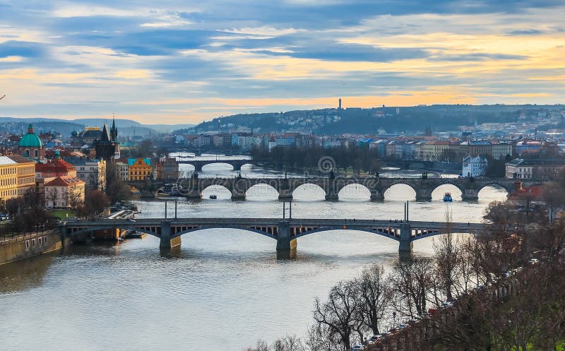 Mening van de bruggen van Praag royalty-vrije stock fotografie Mening van de bruggen van Praag royalty-vrije stock fotografie