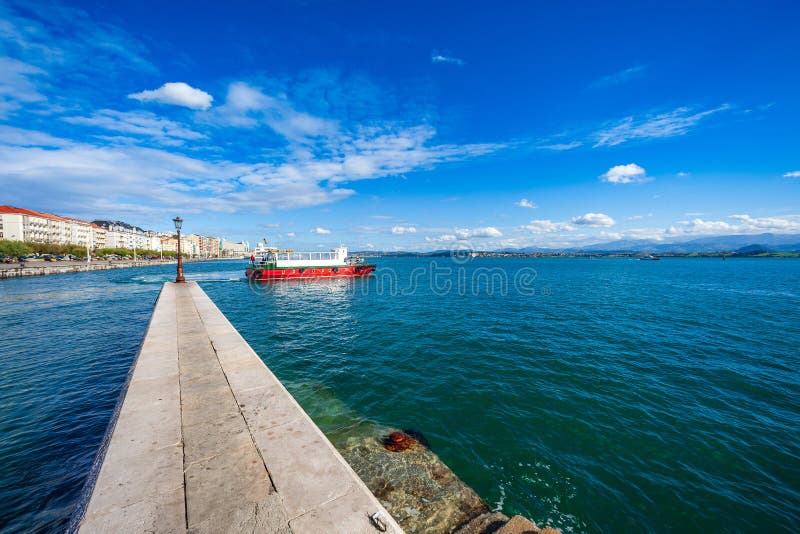 Mening van de dijk van de baai van Santander Cantabrië, Spanje royalty-vrije stock fotografie Mening van de dijk van de baai van Santander Cantabrië, Spanje royalty-vrije stock fotografie