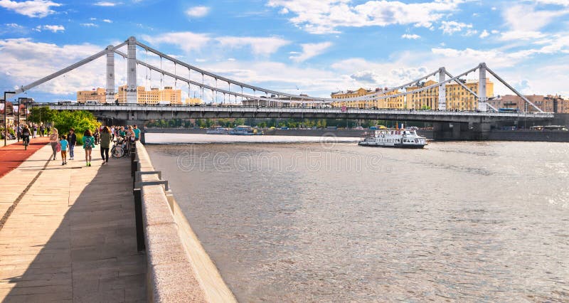 Mening van de Krimbrug van de dijk royalty-vrije stock foto