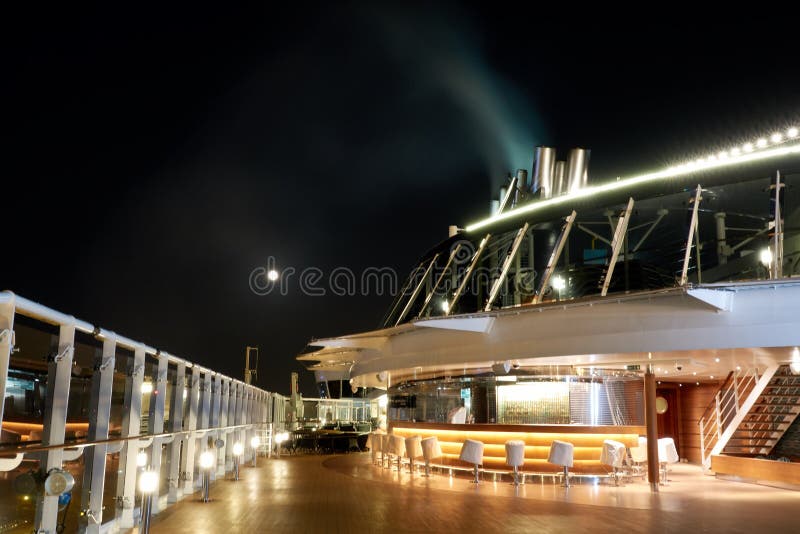 Mening van de maan bij nacht van het dek van het cruiseschip stock fotografie Mening van de maan bij nacht van het dek van het cruiseschip stock fotografie