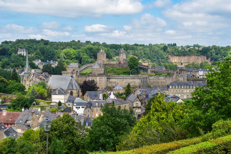 Mening van de middeleeuwse vestingsstad van Fougeres in Bretagne, Frankrijk, Europa royalty-vrije stock fotografie Mening van de middeleeuwse vestingsstad van Fougeres in Bretagne, Frankrijk, Europa royalty-vrije stock fotografie