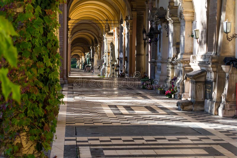 Mening van de mooie arcades of de colonnades in de Mirogoj-Begraafplaats in Zagreb, Kroatië stock afbeelding Mening van de mooie arcades of de colonnades in de Mirogoj-Begraafplaats in Zagreb, Kroatië stock afbeelding