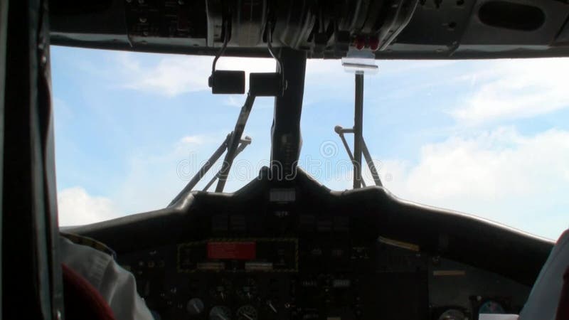 Mening van de rug op twee loodsen in de vliegtuigcockpit op achtergrond van venster