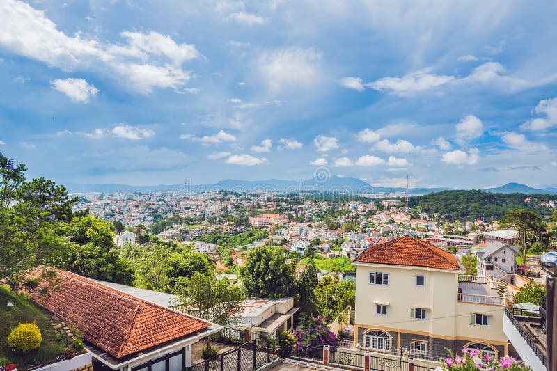 Mening van de stad van Dalat, Vietnam reis door het Concept van Azië royalty-vrije stock fotografie Mening van de stad van Dalat, Vietnam reis door het Concept van Azië royalty-vrije stock fotografie