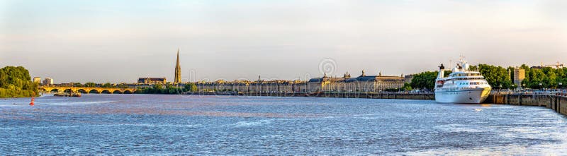 Mening van de stad van Bordeaux met de rivier Garonne - Frankrijk stock fotografie Mening van de stad van Bordeaux met de rivier Garonne - Frankrijk stock fotografie