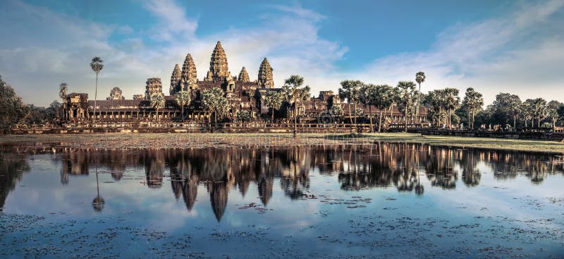 Mening van de tempel van Angkor Thom onder blauwe hemel Angkor Wat, Kambodja stock afbeelding Mening van de tempel van Angkor Thom onder blauwe hemel Angkor Wat, Kambodja stock afbeelding